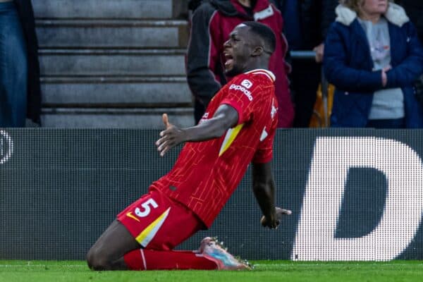 WOLVERHAMPTON, INGHILTERRA - sabato 28 settembre 2024: Ibrahima Konaté di Liverpool festeggia dopo aver segnato il gol di apertura durante la partita della fa Premier League tra il Wolverhampton Wanderers FC e il Liverpool FC allo stadio Molineux. (Foto di David Rawcliffe/Propaganda)