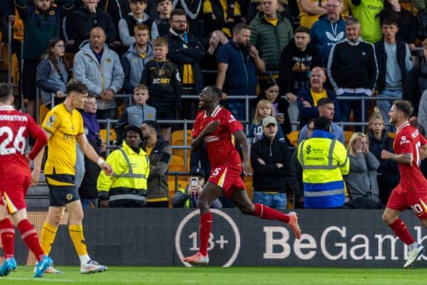 WOLVERHAMPTON, INGHILTERRA - sabato 28 settembre 2024: Ibrahima Konaté di Liverpool festeggia dopo aver segnato il gol di apertura durante la partita della fa Premier League tra il Wolverhampton Wanderers FC e il Liverpool FC allo stadio Molineux. (Foto di David Rawcliffe/Propaganda)