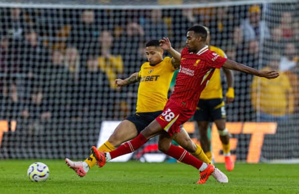 WOLVERHAMPTON, INGHILTERRA - sabato 28 settembre 2024: Ryan Gravenberch di Liverpool durante la partita della fa Premier League tra il Wolverhampton Wanderers FC e il Liverpool FC allo stadio Molineux. (Foto di David Rawcliffe/Propaganda)