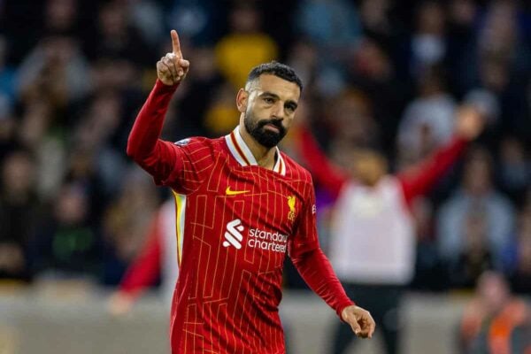 WOLVERHAMPTON, INGHILTERRA - sabato 28 settembre 2024: Mohamed Salah di Liverpool festeggia dopo aver segnato il secondo gol della sua squadra, su calcio di rigore, durante la partita della fa Premier League tra Wolverhampton Wanderers FC e Liverpool FC allo stadio Molineux. (Foto di David Rawcliffe/Propaganda)