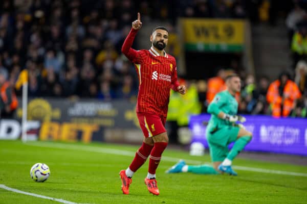 WOLVERHAMPTON, INGHILTERRA - sabato 28 settembre 2024: Mohamed Salah di Liverpool festeggia dopo aver segnato il secondo gol della sua squadra, su calcio di rigore, durante la partita della fa Premier League tra Wolverhampton Wanderers FC e Liverpool FC allo stadio Molineux. (Foto di David Rawcliffe/Propaganda)