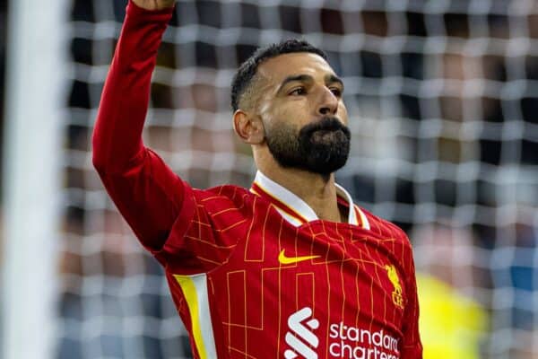 WOLVERHAMPTON, INGHILTERRA - sabato 28 settembre 2024: Mohamed Salah di Liverpool festeggia dopo aver segnato il secondo gol della sua squadra, su calcio di rigore, durante la partita della fa Premier League tra Wolverhampton Wanderers FC e Liverpool FC allo stadio Molineux. (Foto di David Rawcliffe/Propaganda)