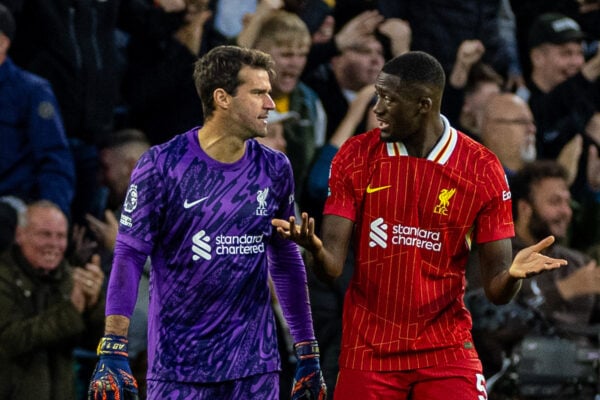 WOLVERHAMPTON, INGGRIS - Sabtu, 28 September 2024: Penjaga gawang Liverpool Alisson Becker (kiri) dan Ibrahima Konaté bertukar kata setelah Wolverhampton Wanderers mencetak gol penyeimbang pertama pada pertandingan FA Premier League antara Wolverhampton Wanderers FC dan Liverpool FC di Stadion Molineux. (Foto oleh David Rawcliffe/Propaganda)