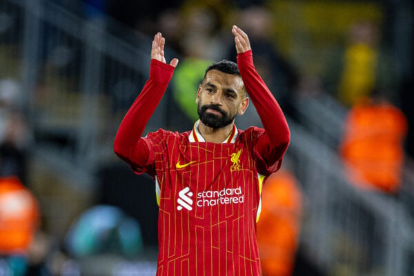 WOLVERHAMPTON, INGHILTERRA – sabato 28 settembre 2024: Mohamed Salah di Liverpool applaude i tifosi dopo la partita della fa Premier League tra Wolverhampton Wanderers FC e Liverpool FC al Molineux Stadium. Il Liverpool ha vinto 2-1. (Foto di David Rawcliffe/Propaganda)