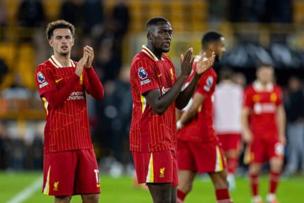 WOLVERHAMPTON, INGGRIS - Sabtu, 28 September 2024: Pemain Liverpool Curtis Jones (Kiri) dan Ibrahima Konaté memberikan tepuk tangan kepada para pendukung usai pertandingan FA Premier League antara Wolverhampton Wanderers FC dan Liverpool FC di Stadion Molineux. (Foto oleh David Rawcliffe/Propaganda)