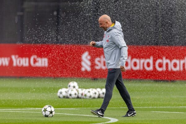 LIVERPOOL, INGHILTERRA - Martedì 1 ottobre 2024: l'allenatore del Liverpool Arne Slot viene catturato dagli irrigatori durante una sessione di allenamento presso l'AXA Training Center in vista della partita di UEFA Champions League tra Liverpool FC e Bologna FC. (Foto di David Rawcliffe/Propaganda)