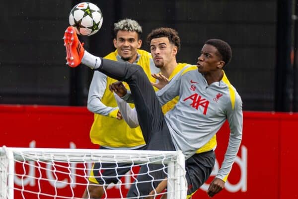 LIVERPOOL, INGHILTERRA - Martedì 1 ottobre 2024: Luis Díaz, Curtis Jones e Trey Nyoni di Liverpool (LR) durante una sessione di allenamento presso l'AXA Training Center in vista della partita della UEFA Champions League tra Liverpool FC e Bologna FC. (Foto di David Rawcliffe/Propaganda)