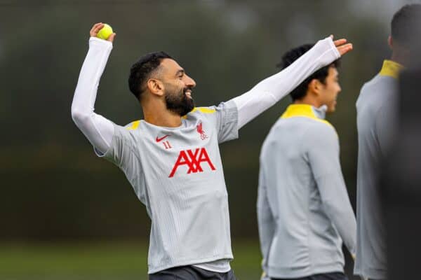 LIVERPOOL, INGHILTERRA - Martedì 1 ottobre 2024: Mohamed Salah di Liverpool lancia una palla da tennis durante una sessione di allenamento presso l'AXA Training Center prima della partita della UEFA Champions League tra Liverpool FC e Bologna FC. (Foto di David Rawcliffe/Propaganda)