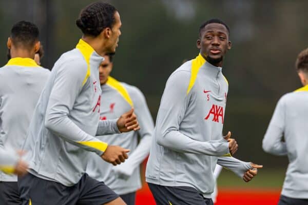 LIVERPOOL, INGHILTERRA - Martedì 1 ottobre 2024: Ibrahima Konaté del Liverpool durante una sessione di allenamento presso l'AXA Training Center in vista della partita della UEFA Champions League tra Liverpool FC e Bologna FC. (Foto di David Rawcliffe/Propaganda)