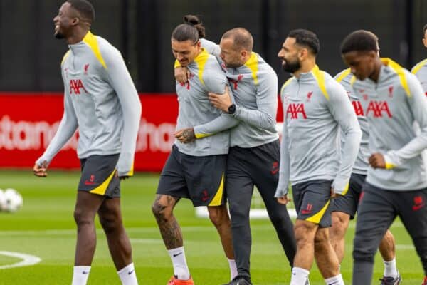 LIVERPOOL, INGHILTERRA - Martedì 1 ottobre 2024: Darwin Núñez (L) di Liverpool e l'assistente allenatore John Heitinga durante una sessione di allenamento presso l'AXA Training Center in vista della partita della UEFA Champions League tra Liverpool FC e Bologna FC. (Foto di David Rawcliffe/Propaganda)