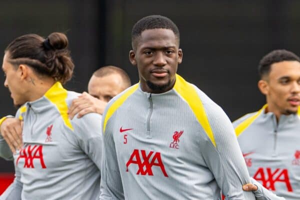 LIVERPOOL, INGHILTERRA - Martedì 1 ottobre 2024: Ibrahima Konaté (L) e Mohamed Salah di Liverpool durante una sessione di allenamento presso l'AXA Training Center in vista della partita della UEFA Champions League tra Liverpool FC e Bologna FC. (Foto di David Rawcliffe/Propaganda)