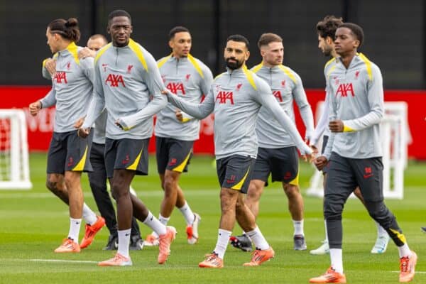 LIVERPOOL, INGHILTERRA - Martedì 1 ottobre 2024: Ibrahima Konaté (L) e Mohamed Salah di Liverpool durante una sessione di allenamento presso l'AXA Training Center in vista della partita della UEFA Champions League tra Liverpool FC e Bologna FC. (Foto di David Rawcliffe/Propaganda)