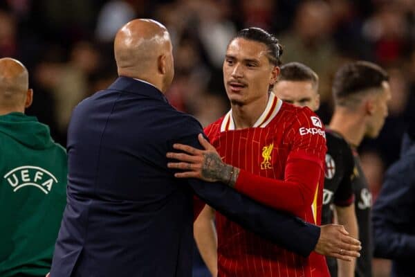 LIVERPOOL, INGHILTERRA - mercoledì 2 ottobre 2024: Darwin Núñez (R) di Liverpool con il capo allenatore Arne Slot mentre viene sostituito durante la partita della UEFA Champions League tra Liverpool FC e Bologna FC 1909 ad Anfield. (Foto di David Rawcliffe/Propaganda)