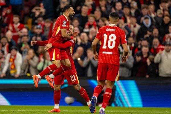 LIVERPOOL, ENGLAND – Mittwoch, 2. Oktober 2024: Liverpools Mohamed Salah feiert, nachdem er beim UEFA Champions League-Spiel zwischen Liverpool FC und Bologna FC 1909 in Anfield das zweite Tor erzielt hat. (Foto von David Rawcliffe/Propaganda)