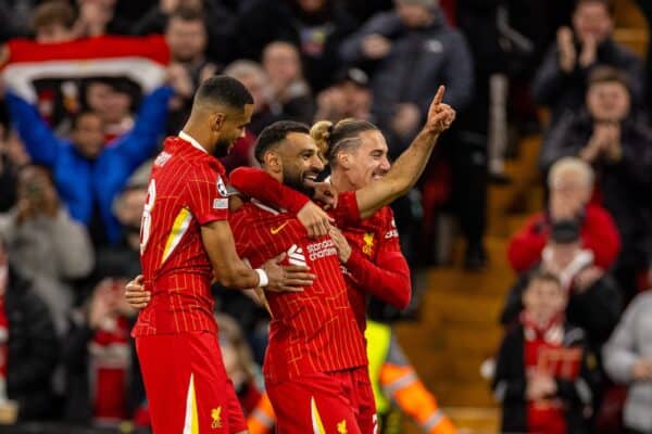 LIVERPOOL, INGHILTERRA - mercoledì 2 ottobre 2024: Mohamed Salah di Liverpool festeggia dopo aver segnato il secondo gol durante la partita della UEFA Champions League tra Liverpool FC e Bologna FC 1909 ad Anfield. (Foto di David Rawcliffe/Propaganda)