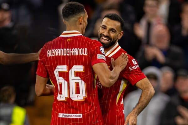 LIVERPOOL, ENGLAND – Mittwoch, 2. Oktober 2024: Liverpools Mohamed Salah feiert, nachdem er beim UEFA Champions League-Spiel zwischen Liverpool FC und Bologna FC 1909 in Anfield das zweite Tor erzielt hat. (Foto von David Rawcliffe/Propaganda)