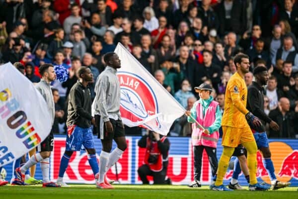 LONDRA, INGHILTERRA - sabato 5 ottobre 2024: Diogo Jota di Liverpool (LR), Ibrahima Konaté e il portiere Alisson Becker escono prima della partita della fa Premier League tra il Crystal Palace FC e il Liverpool FC al Selhurst Park. (Foto di David Rawcliffe/Propaganda)