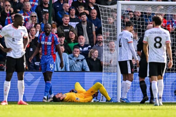 LONDRA, INGHILTERRA - sabato 5 ottobre 2024: il portiere del Liverpool Alisson Becker si infortuna durante la partita della FA Premier League tra Crystal Palace FC e Liverpool FC al Selhurst Park. (Foto di David Rawcliffe/Propaganda)