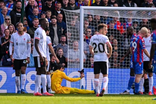 LONDRES, INGLATERRA – Sábado 5 de octubre de 2024: El portero del Liverpool Alisson Becker resulta herido durante el partido de la FA Premier League entre el Crystal Palace FC y el Liverpool FC en Selhurst Park. (Foto de David Rawcliffe/Propaganda)