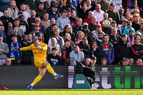 LONDRA, INGHILTERRA - sabato 5 ottobre 2024: Vitezslav Jaros, portiere sostituto del Liverpool, durante la partita della fa Premier League tra il Crystal Palace FC e il Liverpool FC al Selhurst Park. (Foto di David Rawcliffe/Propaganda)