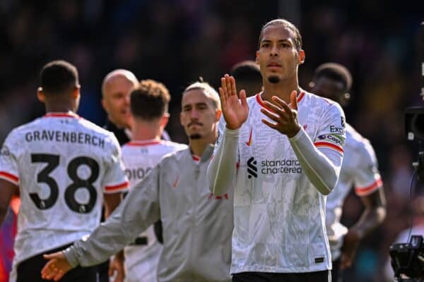 LONDON, ENGLAND – Samstag, 5. Oktober 2024: Liverpools Kapitän Virgil van Dijk feiert nach dem FA Premier League-Spiel zwischen Crystal Palace FC und Liverpool FC im Selhurst Park. Liverpool gewann 1:0. (Foto von David Rawcliffe/Propaganda)