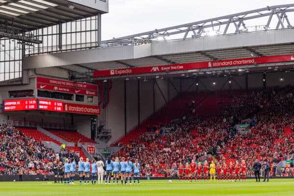 LIVERPOOL, INGHILTERRA - domenica 13 ottobre 2024: Giocatori e sostenitori applaudono per un momento per ricordare l'ex giocatore della squadra maschile Peter Cormack durante la partita della FA Women's Super League tra Liverpool FC Women e Manchester City FC Women ad Anfield. (Foto di David Rawcliffe/Propaganda)