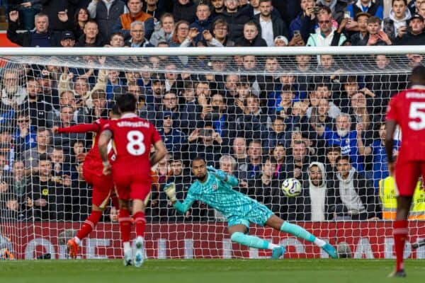 LIVERPOOL, INGLATERRA - Sábado, 19 de octubre de 2024: Mohamed Salah de Liverpool anota el gol inicial pasando al portero del Chelsea, Robert Sánchez, de un penalti durante el partido de la FA Premier League entre el Liverpool FC y el Chelsea FC en Anfield. (Foto de David Rawcliffe/Propaganda)