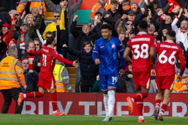 LIVERPOOL, INGHILTERRA - sabato 19 ottobre 2024: Mohamed Salah di Liverpool festeggia dopo aver segnato il gol di apertura su calcio di rigore durante la partita della fa Premier League tra Liverpool FC e Chelsea FC ad Anfield. (Foto di David Rawcliffe/Propaganda)