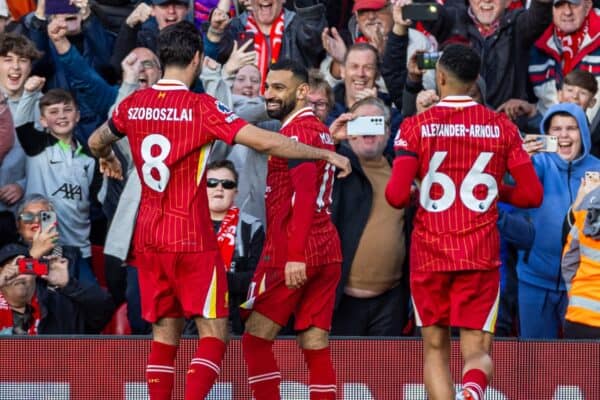 LIVERPOOL, INGHILTERRA - sabato 19 ottobre 2024: Mohamed Salah di Liverpool festeggia dopo aver segnato il gol di apertura su calcio di rigore durante la partita della fa Premier League tra Liverpool FC e Chelsea FC ad Anfield. (Foto di David Rawcliffe/Propaganda)