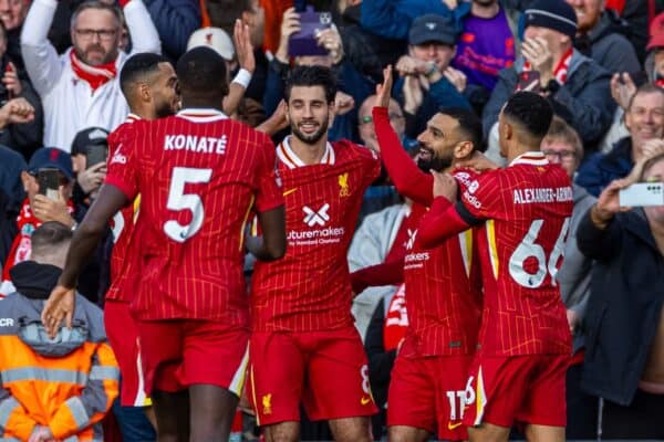 LIVERPOOL, INGHILTERRA - sabato 19 ottobre 2024: Mohamed Salah di Liverpool festeggia dopo aver segnato il gol di apertura su calcio di rigore durante la partita della fa Premier League tra Liverpool FC e Chelsea FC ad Anfield. (Foto di David Rawcliffe/Propaganda)