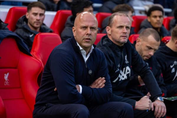 LIVERPOOL, INGHILTERRA - sabato 19 ottobre 2024: Arne Slot, allenatore del Liverpool, durante la partita della fa Premier League tra il Liverpool FC e il Chelsea FC ad Anfield. (Foto di David Rawcliffe/Propaganda)