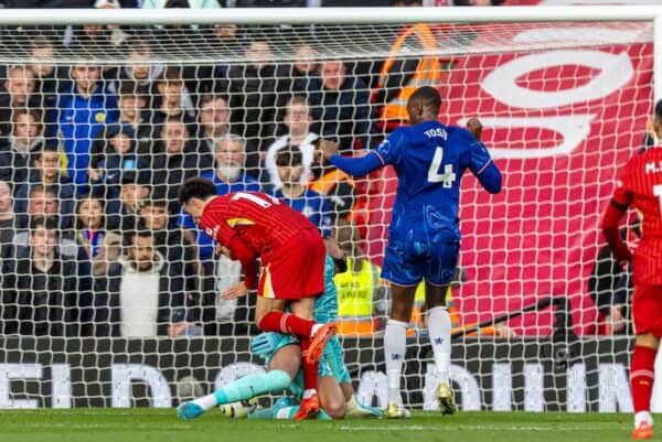 LIVERPOOL, INGHILTERRA - Sabato 19 ottobre 2024: Curtis Jones del Liverpool viene spinto sopra il portiere del Chelsea Robert Sánchez da Tosin Adarabioyo ma la penalità è stata annullata dopo una revisione VAR durante la partita della FA Premier League tra Liverpool FC e Chelsea FC ad Anfield. (Foto di David Rawcliffe/Propaganda)