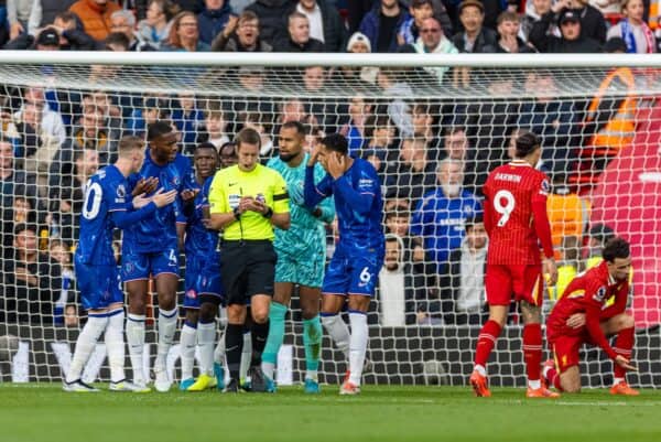 LIVERPOOL, INGHILTERRA - sabato 19 ottobre 2024: i giocatori del Chelsea protestano contro l'arbitro John Brooks dopo una penalità, successivamente annullata, durante la partita della FA Premier League tra Liverpool FC e Chelsea FC ad Anfield. (Foto di David Rawcliffe/Propaganda)