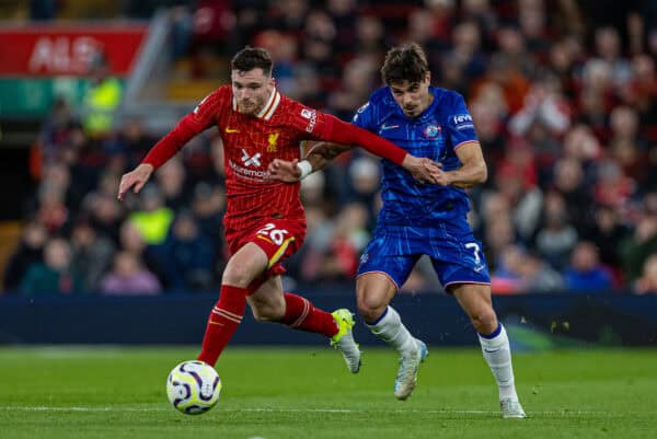 LIVERPOOL, INGHILTERRA - sabato 19 ottobre 2024: Andy Robertson (L) di Liverpool viene sfidato da Pedro Neto di Chelsea durante la partita della fa Premier League tra il Liverpool FC e il Chelsea FC ad Anfield. (Foto di David Rawcliffe/Propaganda)