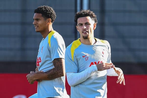 LIVERPOOL, INGHILTERRA - lunedì 21 ottobre 2024: Curtis Jones (R) e Jarell Quansah di Liverpool durante una sessione di allenamento presso l'AXA Training Center in vista della partita della UEFA Champions League tra la RB Leipzig e il Liverpool FC. (Foto di David Rawcliffe/Propaganda)