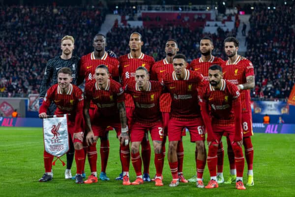 LIPSIA, GERMANIA - mercoledì 23 ottobre 2024: I giocatori del Liverpool si schierano per una foto di gruppo prima della partita della terza giornata della UEFA Champions League tra la RB Leipzig e il Liverpool FC alla Red Bull Arena. Fila posteriore LR: portiere Caoimhin Kelleher, Ibrahima Konaté, capitano Virgil van Dijk, Ryan Gravenberch, Cody Gakpo, Dominik Szoboszlai. Prima fila da sinistra: Alexis Mac Allister, Darwin Núñez, Kostas Tsimikas, Trent Alexander-Arnold, Mohamed Salah. (Foto di David Rawcliffe/Propaganda)