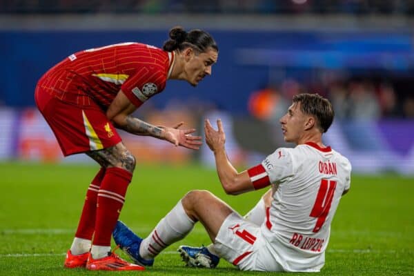 LIPSIA, GERMANIA - mercoledì 23 ottobre 2024: Darwin Núñez (L) di Liverpool e Willi Orbán della RB Leipzig durante la partita del terzo giorno della UEFA Champions League tra la RB Leipzig e il Liverpool FC alla Red Bull Arena. (Foto di David Rawcliffe/Propaganda)