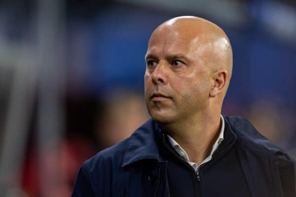 LIPSIA, GERMANIA - mercoledì 23 ottobre 2024: Arne Slot, allenatore del Liverpool, durante la partita del terzo giorno della UEFA Champions League tra la RB Leipzig e il Liverpool FC alla Red Bull Arena. (Foto di David Rawcliffe/Propaganda)