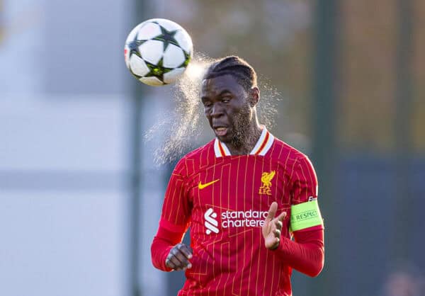 LIPSIA, GERMANIA - mercoledì 23 ottobre 2024: Il capitano del Liverpool Amara Nallo durante la partita della terza giornata della UEFA Youth League tra gli Under-19 della RB Leipzig e gli Under-19 del Liverpool FC allo Stadion am Cottaweg. (Foto di David Rawcliffe/Propaganda)