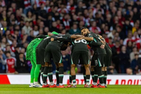 LONDON, ENGLAND - Sunday, October 27, 2024: Liverpool players form a pre-match huddle before during the FA Premier League match between Arsenal FC and Liverpool FC at the Emirates Stadium. (Photo by David Rawcliffe/Propaganda)