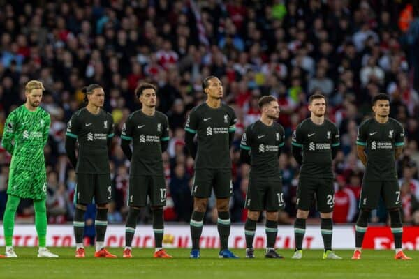 LONDRA, INGHILTERRA - Domenica 27 ottobre 2024: i giocatori del Liverpool osservano un momento di silenzio prima del giorno dell'Armistizio, prima della partita della FA Premier League tra Arsenal FC e Liverpool FC all'Emirates Stadium. (Foto di David Rawcliffe/Propaganda) Questa immagine è un composto digitale di diverse immagini.