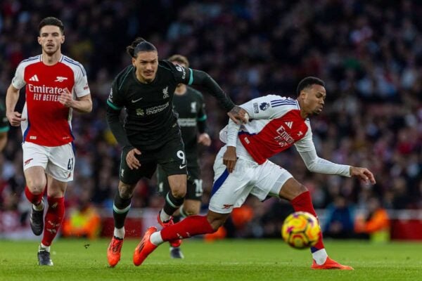 LONDON, ENGLAND - Sunday, October 27, 2024: Liverpool's Darwin Núñez (L) challenges Arsenal's Gabriel Magalhães during the FA Premier League match between Arsenal FC and Liverpool FC at the Emirates Stadium. (Photo by David Rawcliffe/Propaganda)