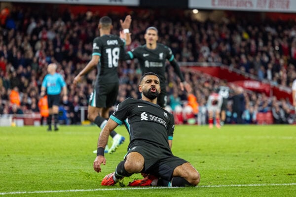 LONDRA, INGHILTERRA - domenica 27 ottobre 2024: Mohamed Salah del Liverpool festeggia dopo aver segnato il secondo gol di pareggio durante la partita della FA Premier League tra l'Arsenal FC e il Liverpool FC all'Emirates Stadium. (Foto di David Rawcliffe/Propaganda)