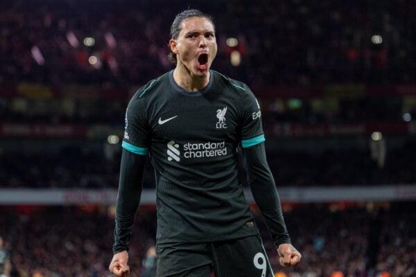 LONDRA, INGHILTERRA - domenica 27 ottobre 2024: Darwin Núñez del Liverpool festeggia dopo aver segnato il secondo gol di pareggio durante la partita della FA Premier League tra Arsenal FC e Liverpool FC all'Emirates Stadium. (Foto di David Rawcliffe/Propaganda)