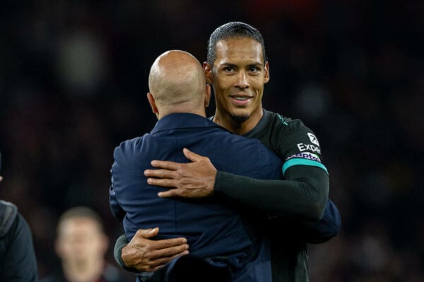 LONDRA, INGHILTERRA - domenica 27 ottobre 2024: Il capitano del Liverpool Virgil van Dijk (R) e il capo allenatore Arne Slot dopo la partita della fa Premier League tra l'Arsenal FC e il Liverpool FC all'Emirates Stadium. (Foto di David Rawcliffe/Propaganda)