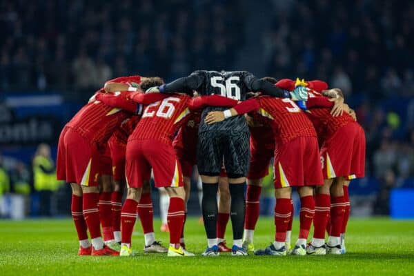 BRIGHTON & HOVE, ANGLETERRE - mercredi 30 octobre 2024 : les joueurs de Liverpool forment un groupe d'avant-match avant le match du 4e tour de la coupe de la Ligue de football entre le Brighton & Hove Albion FC et le Liverpool FC au stade communautaire AMEX. (Photo de David Rawcliffe/Propagande)