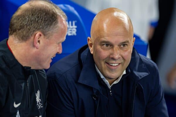 BRIGHTON & HOVE, INGHILTERRA - mercoledì 30 ottobre 2024: L'allenatore del Liverpool Arne Slot in panchina prima della partita del 4° round della Football League Cup tra il Brighton & Hove Albion FC e il Liverpool FC all'AMEX Community Stadium. (Foto di David Rawcliffe/Propaganda)