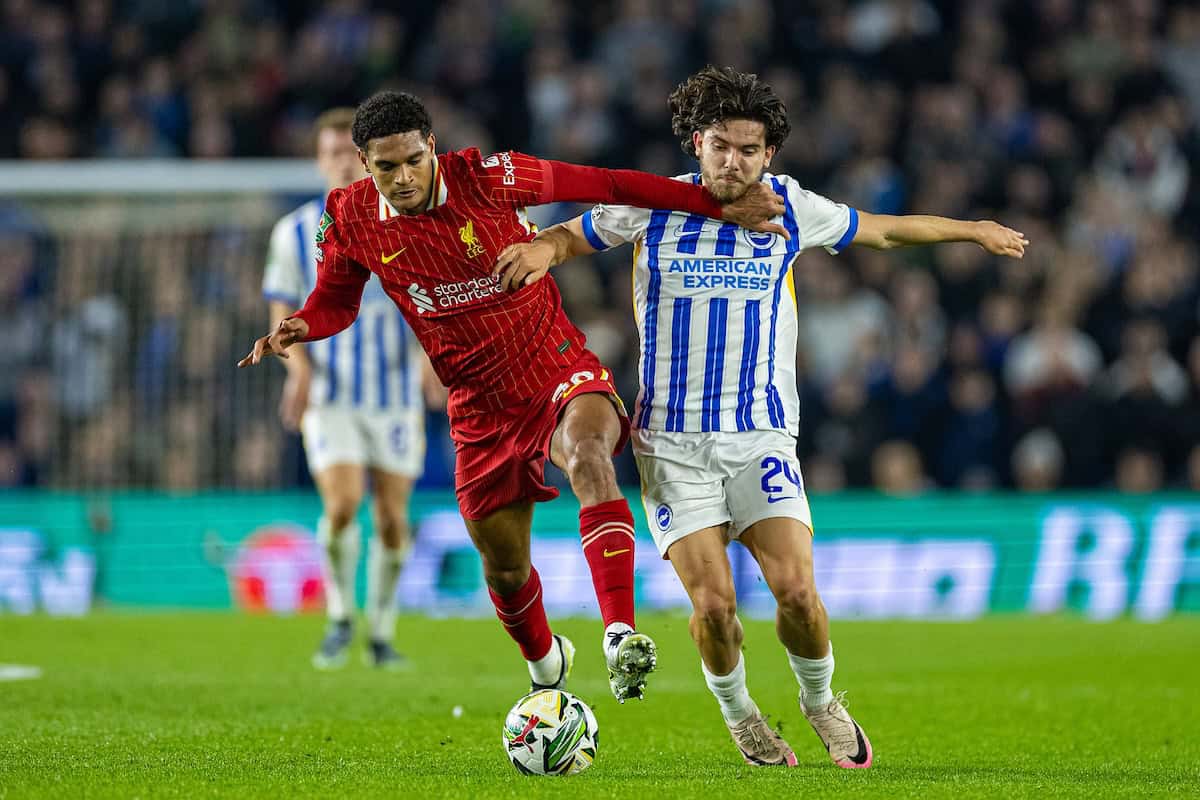 BRIGHTON & HOVE, INGHILTERRA - mercoledì 30 ottobre 2024: Jarell Quansah (L) di Liverpool viene sfidato da Ferdi Kad?o?lu di Brighton & Hove Albion durante la partita del 4° round della Football League Cup tra Brighton & Hove Albion FC e Liverpool FC a lo stadio comunitario dell'AMEX. (Foto di David Rawcliffe/Propaganda)