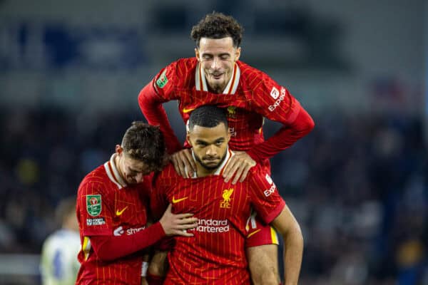 BRIGHTON & HOVE, INGHILTERRA - mercoledì 30 ottobre 2024: Cody Gakpo di Liverpool festeggia dopo aver segnato il gol di apertura durante la partita del 4° round della Football League Cup tra Brighton & Hove Albion FC e Liverpool FC all'AMEX Community Stadium. (Foto di David Rawcliffe/Propaganda)