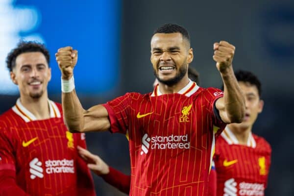 BRIGHTON & HOVE, INGHILTERRA - mercoledì 30 ottobre 2024: Cody Gakpo di Liverpool festeggia dopo aver segnato il gol di apertura durante la partita del 4° round della Football League Cup tra Brighton & Hove Albion FC e Liverpool FC all'AMEX Community Stadium. (Foto di David Rawcliffe/Propaganda)